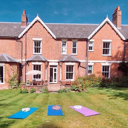 Claridge House Bed & Breakfast Lingfield Exterior photo
