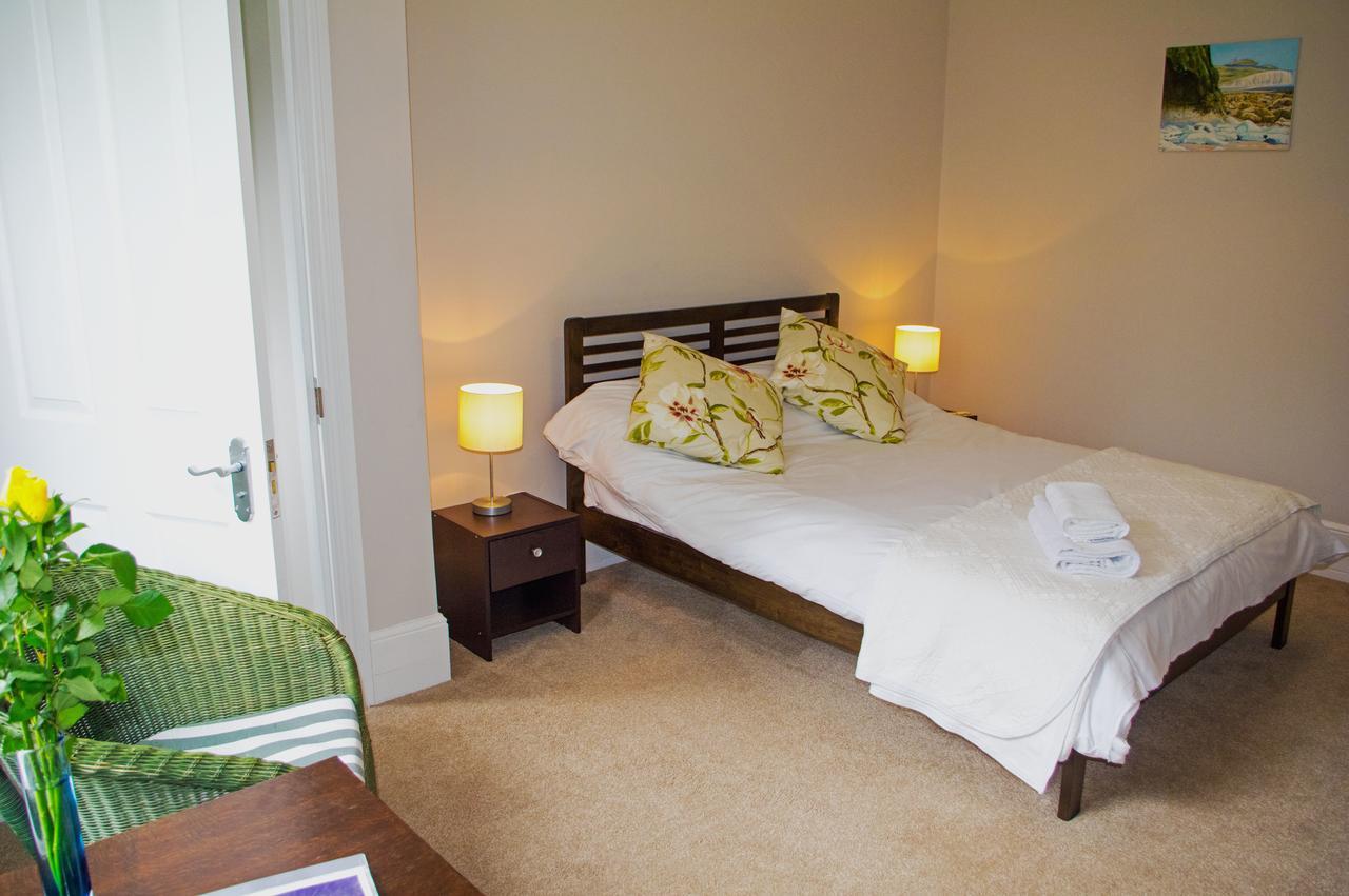 Claridge House Bed & Breakfast Lingfield Exterior photo