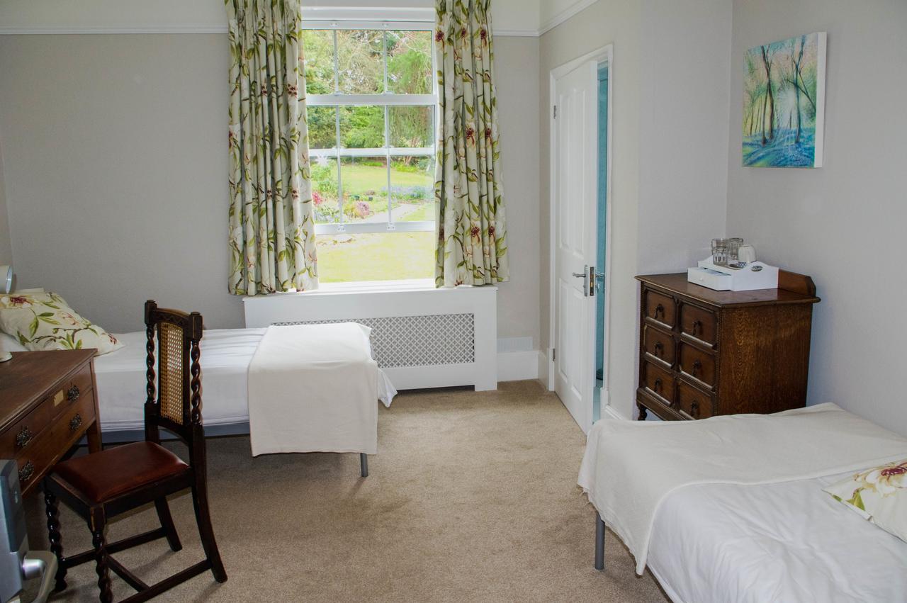 Claridge House Bed & Breakfast Lingfield Exterior photo